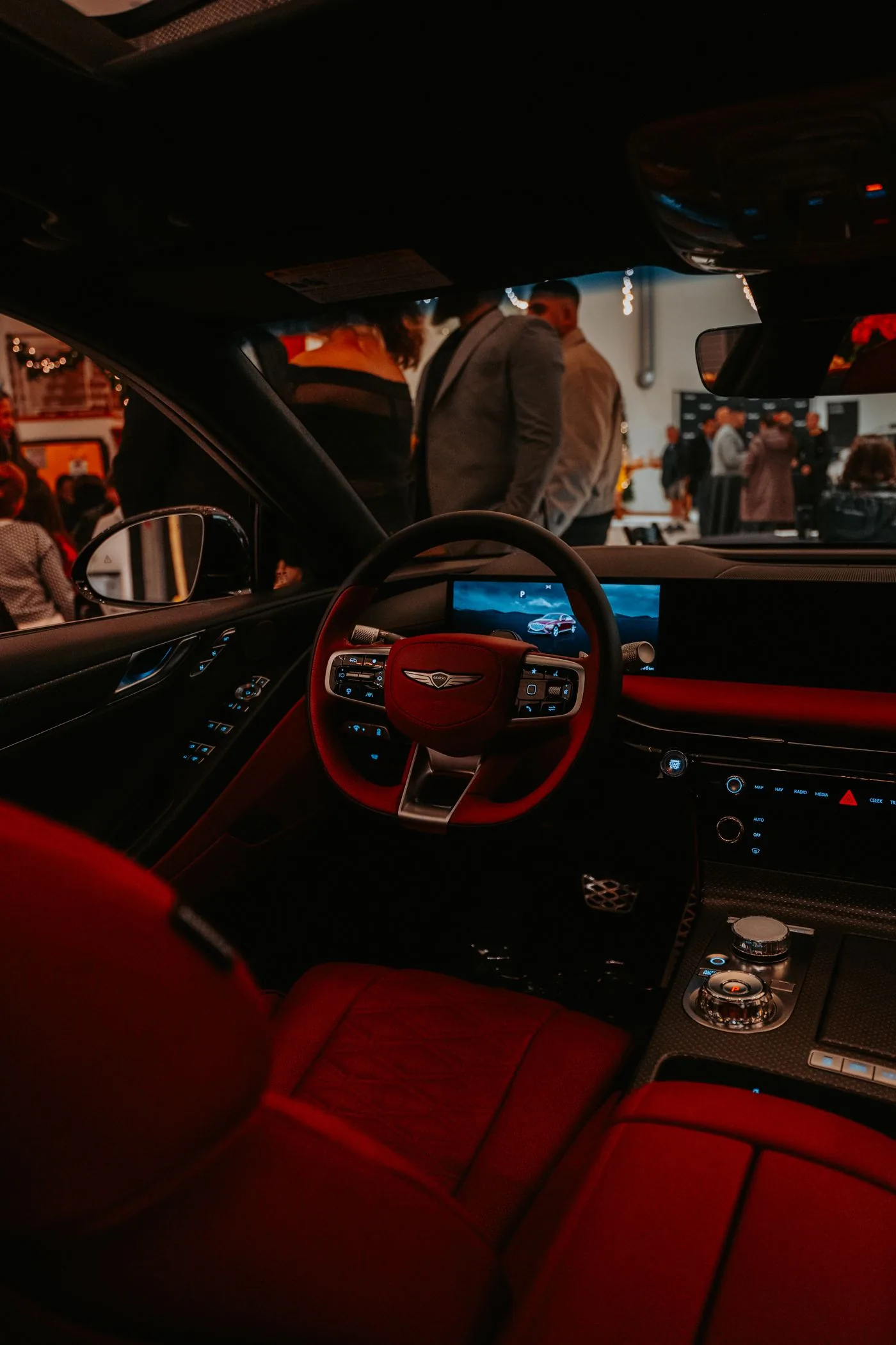 Dashboard & Konsol Setelah Detailing Dashboard dan konsol mobil mewah yang dibersihkan detail dalam jasa detailing interior mobil jogja