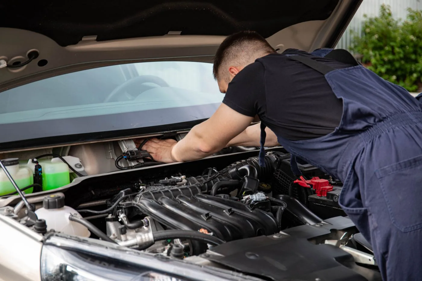 Detailer membersihkan ruang mesin mobil dalam pengerjaan engine detailing jogja