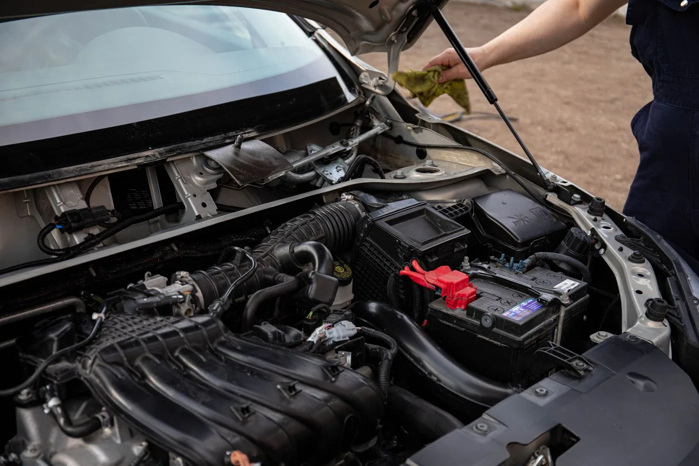 Ruang mesin mobil yang dibersihkan dalam jasa engine detailing jogja di Exist Auto Care
