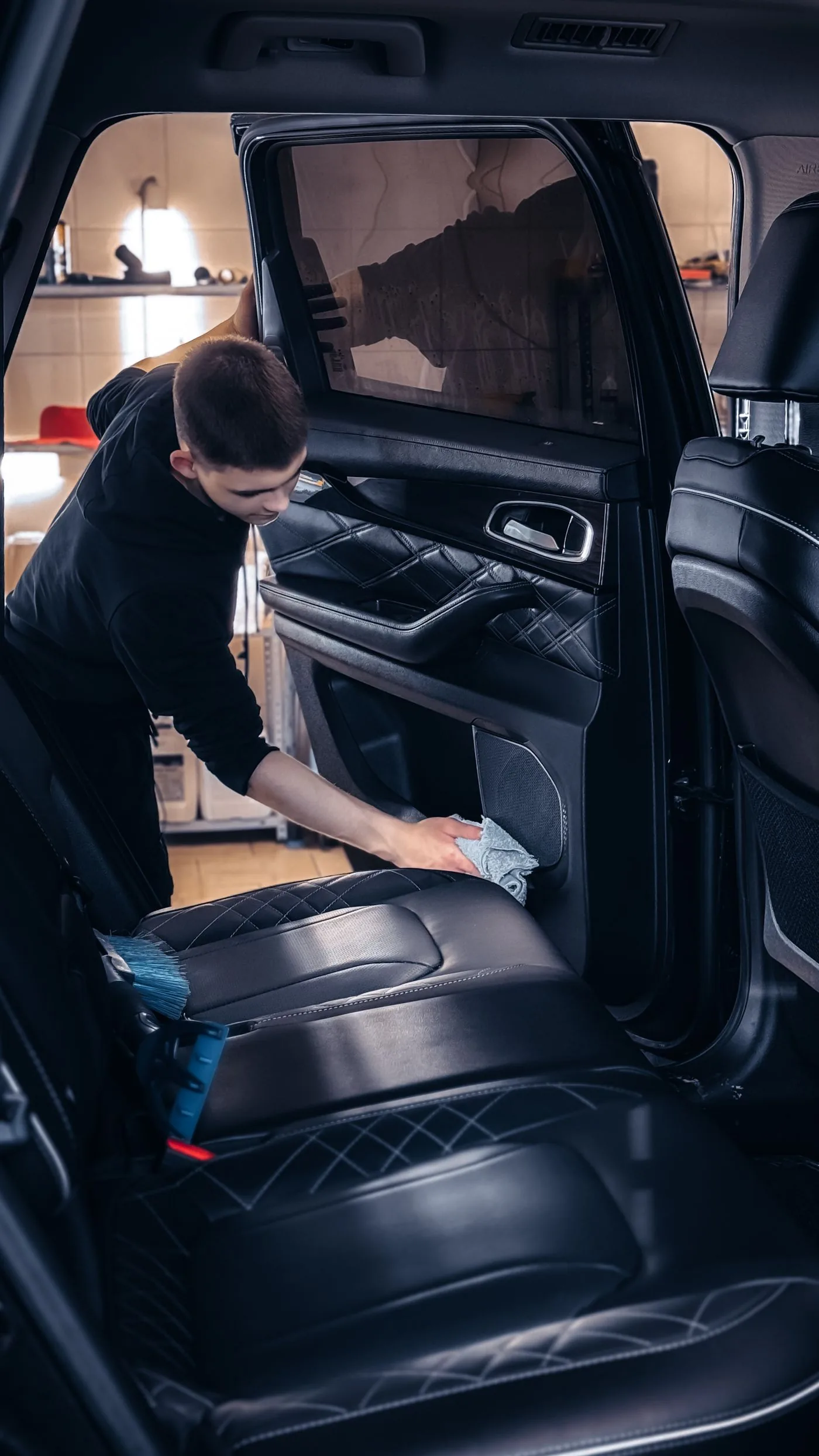 Proses Detailing Interior Mobil Jogja Pembersihan jok dan panel interior mobil sebagai bagian dari jasa detailing interior mobil jogja